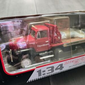 International R-Series Gin Pole Truck EXXON MOBILE 1:34 NEW